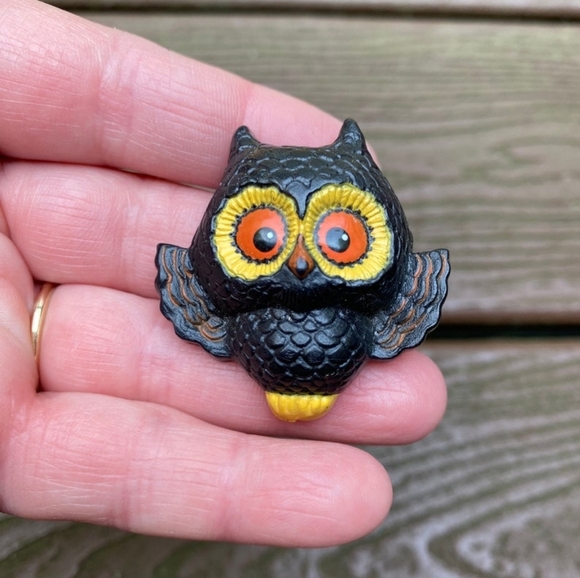 Vintage Owl Pin, Halloween Owl Brooch, Spooky Orange Eyed Owl - Picture 5 of 9